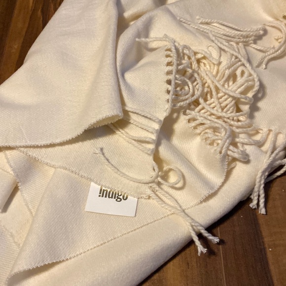 NWT lovely, soft fringed off-white scarf - Picture 1 of 4